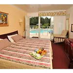 فندق Logis La Forestiere 3*