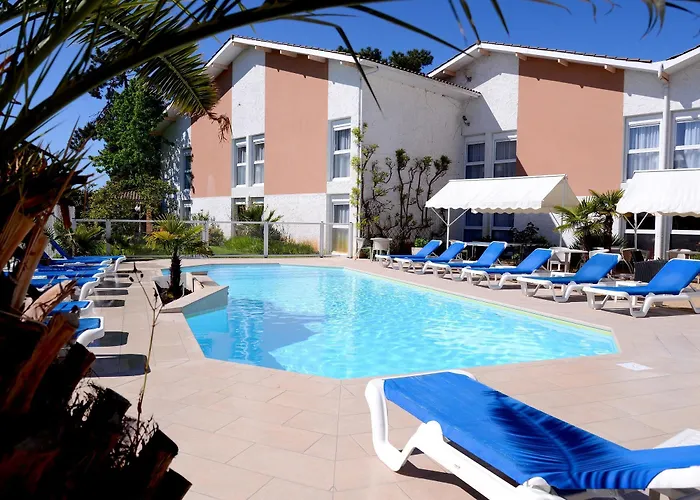 فندق Logis La Forestiere 3*