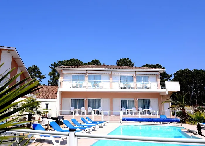 فندق Logis La Forestiere 3*