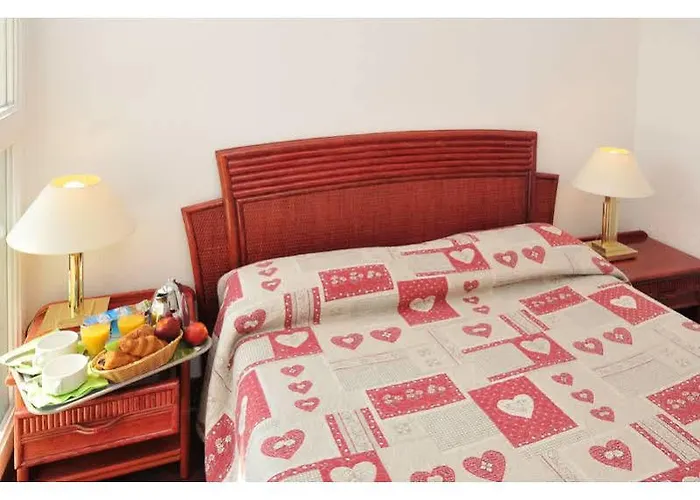 فندق Logis La Forestiere بيسكاروس-بلاج