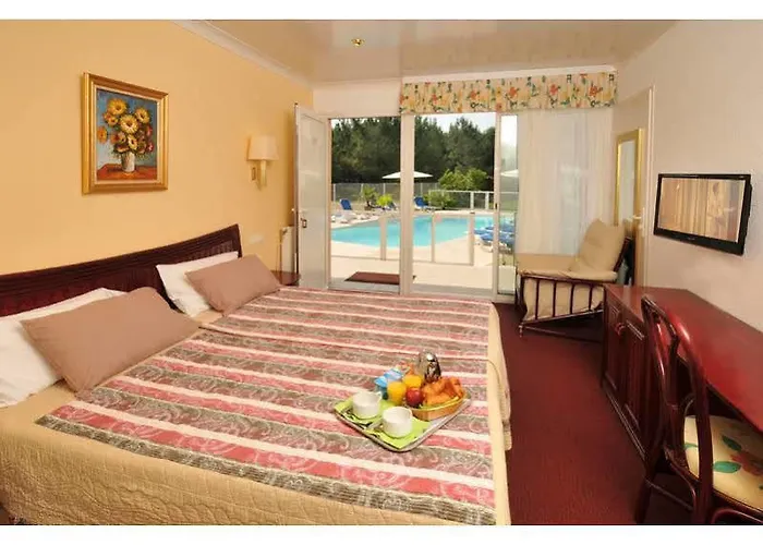 فندق Logis La Forestiere 3*